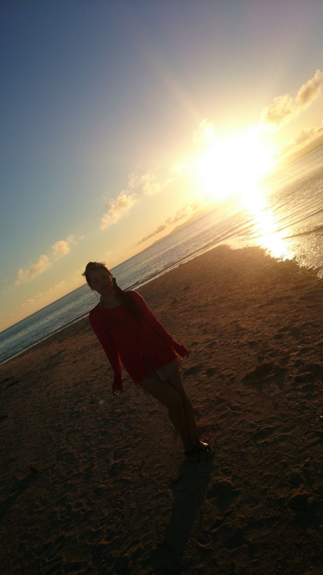 竹富島についたのは、16時すぎでしが、またまた自転車を飛ばして、コンドイﾋﾞｰﾁへ〜海に入る人はいませでしたが、私は入りました(笑)