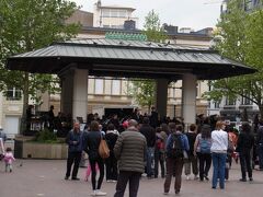 音楽の聞こえてくる方へ進んで行くと、ダルム広場に出ました。


人が沢山集まっていますね。