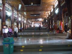 　３日目、朝シュエダゴン・パゴダへ。
　入場料は、昨年は8US＄でしたが、今年は8000K（9US＄）でした。ちなみにミャンマー人は無料です。なお、10US＄を取られた人もいたようです（もしかしたら為替の影響かも？）。
　