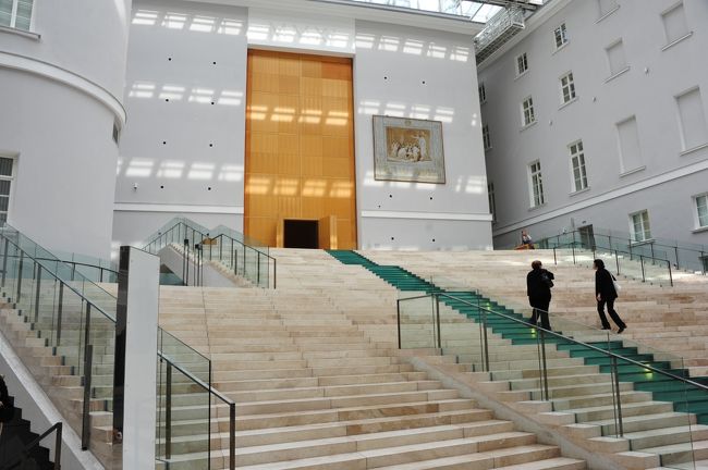 外観とは違い近代的なデザイン<br />建物の中です。