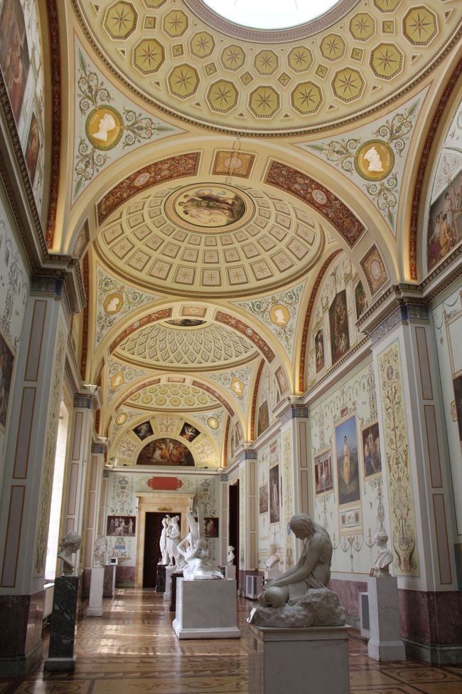 館内の装飾と古典美術を楽しんだ後は移動です。