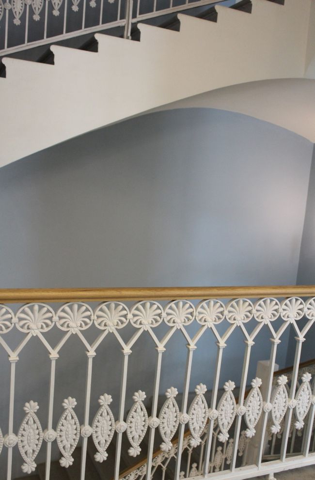 展示室の説明がなく迷いました。<br />私たち以外にもうろうろしている人が・・・・苦笑<br /><br />階段の手すりもお洒落<br />近代的で無機質な館内だけど階段はとっても素敵