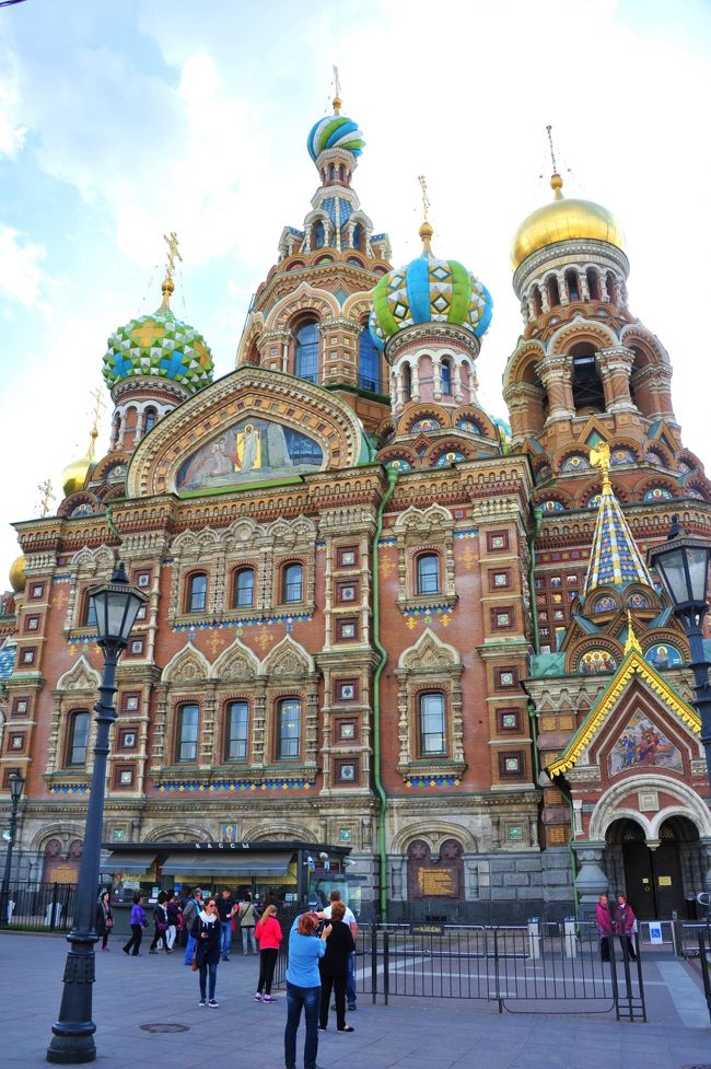 韓国料理のお店を出てからスパース・ナ・クラヴィー大聖堂に。<br />たまねぎ型の屋根が美しいロシア風教会。