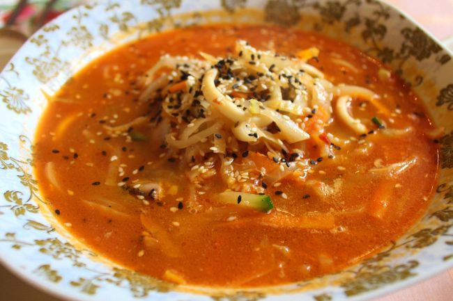 お腹が空いていないけど、ビールだけと言うのも・・・・と仕方なく注文したラーメン。<br />写真ではインスタントの麺っぽかったのでロシアという事もありインスタントラーメンかと思ったら、ちゃんぽんの麺の様で本格的だし、スープは魚介の美味しさで本当に美味しいです。<br />お腹は空いてなかったのにもっと他のお料理も食べたくなり私は夜も翌日もここに来たかった程。<br />お勧めです。ラーメンは690ルーブル（1380円）