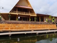 途中、９時前にゴールデンアイランドコテージ（GIC）で、
現地少数民族のガイドさんを乗せて、一緒に
奥インレーに向かいます。
