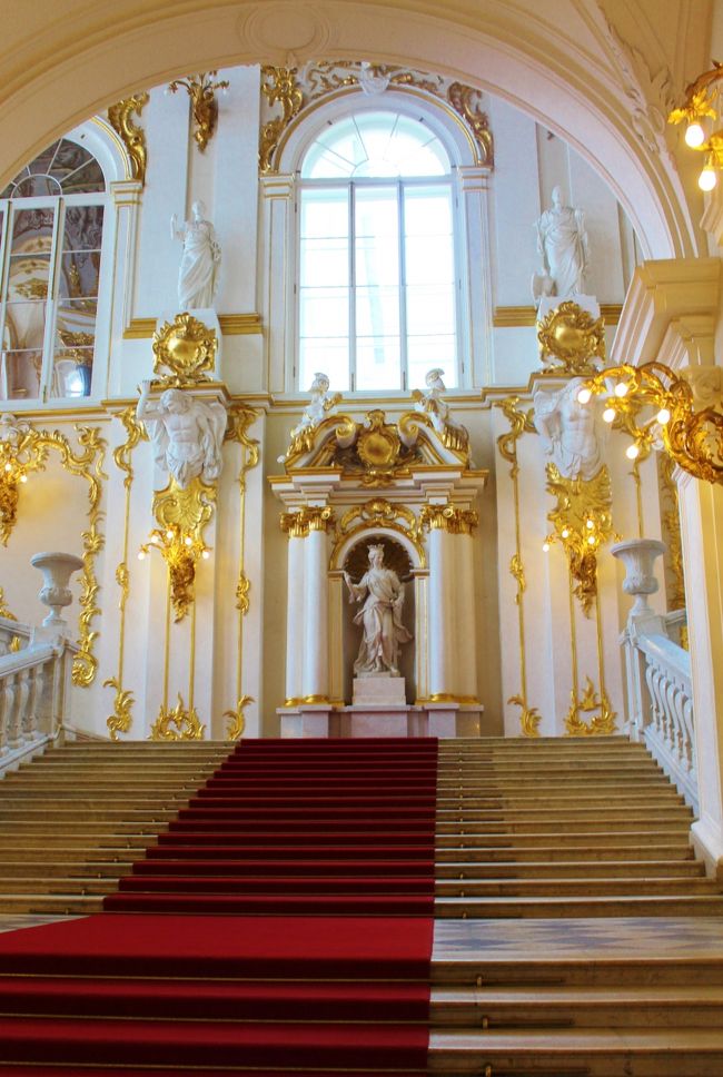 いきなりゴージャス☆<br /><br />ロシア皇帝の住まいでした。<br />冬の宮殿、小エルミタージュ、大エルミタージュ、新エルミタージュ、エルミタージュ劇場の5棟からなってます。