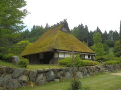 美山をあとにして福井県に戻る．
休憩に道の駅名田庄に立ち寄ると茅葺の建物が目に入る．
道の駅に併設する町営ホテル流星館の別館となっている茅葺民家である．
近隣より移築された築150年ほどの旧家である．