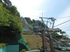 おおい町名田庄から国道162号，27号経由約60km走り三方五湖有料道路レインボーラインに入り，山頂公園へ．
初日に予定を入れていたが悪天候のため回避していたが，この日天候が良かったので寄り道してみた．
レインボーラインの通行料は\1,040．時間は季節により変動する．
山頂公園の駐車場から公園にはリフト又はケーブルカーに乗ることになる．
運賃は\800(当然往復)，8:30〜16:30．ケーブルカーは待ちがあるのでリフトを利用．