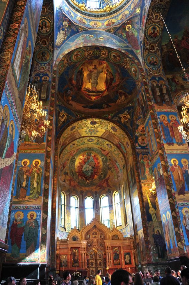 中に入ってびっくり。<br />とってもお派手・・・・<br />聖書を題材にしたモザイク画がぎっしり。