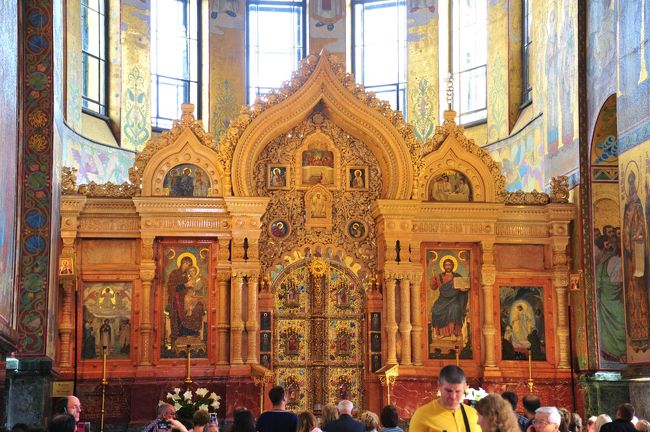 イコン<br /><br />北の壁には、キリストのいろいろな奇跡が描かれ南の壁には、キリストの誕生に関わるモザイク画<br /><br />東側は、ロシア正教にとっては祭壇の向いている方角になります。<br />つまりは太陽の昇る方です。祭壇の左には必ず聖母子が、右にはキリスト。<br /><br /> 