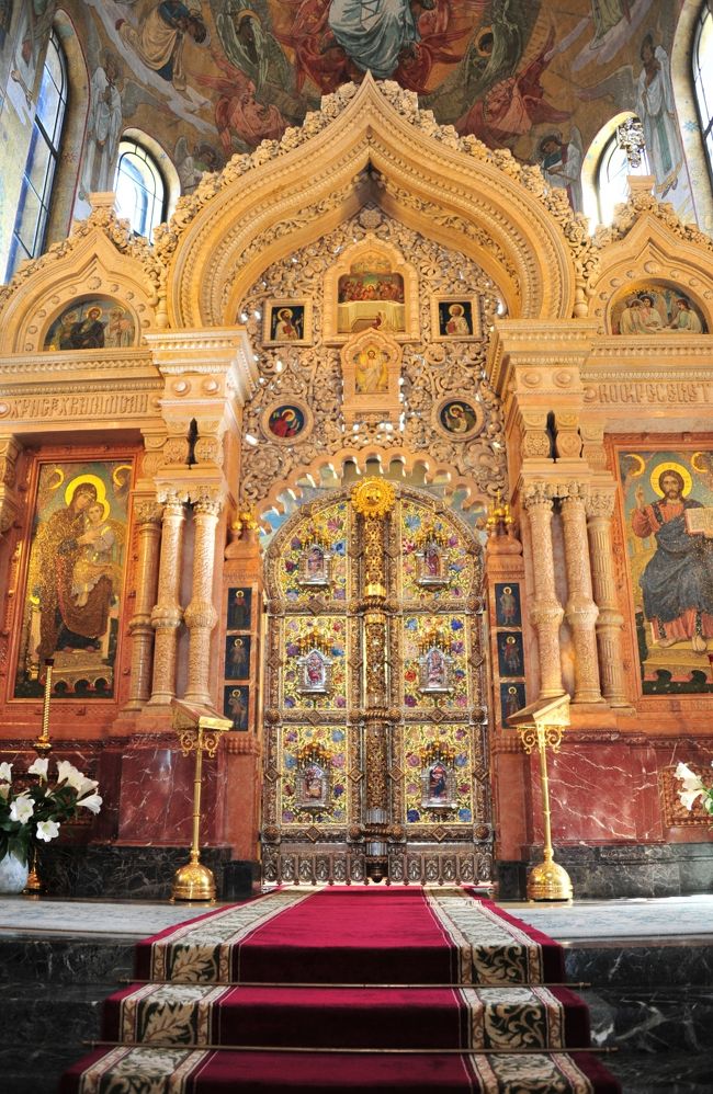 こんなに立派<br />イコンの上にも天井画が。