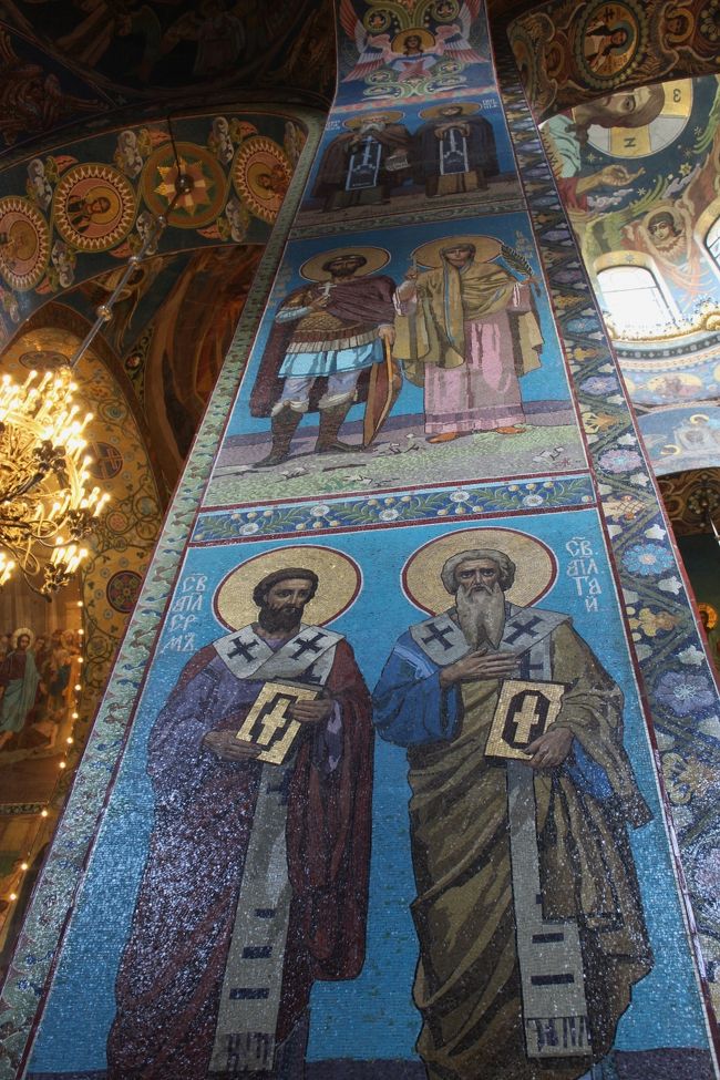 この教会は革命後、宗教を許さないソビエト政権により略奪されました。<br />内部も破壊され、教会は閉鎖。<br />その後、第二次世界大戦は野菜倉庫として使われ、ドイツ軍にレニングラードが包囲された時にもダメージを受け、戦後も倉庫として長年使われ続けたのです。　<br />33年もの間、ボロボロのままほっておかれた「血の上の教会」は、27年間の修復を経て、1997年8月に博物館という形で60年ぶりに復活したのです。　