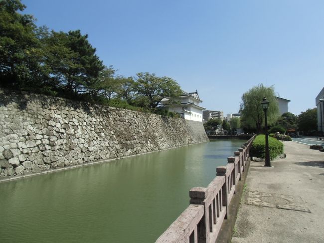 内に入って、二の丸堀へ。<br />先ずは南面を歩く。このゾーンには、色々な碑がある。