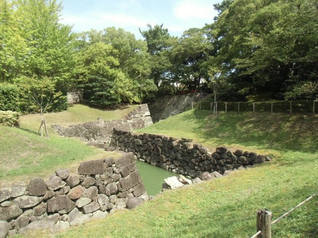 数々の屈曲部を経て、二の丸堀に到る。<br />他の城では見られない姿。