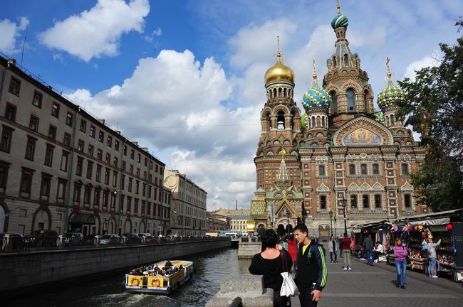 スパース・ナ・クラヴィー大聖堂をネフスキー大通りに下りて行きます。<br />グリボエードフ運河にクルーズ船が見えます。<br />