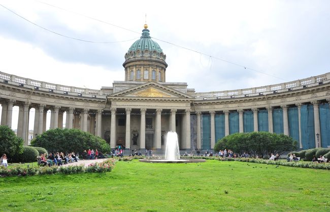 カザン大聖堂があります。<br /><br />賑やかな通りにあるけど内部は静寂に満ちてるのだとか。<br />内部の写真は禁止ですが入場無料。