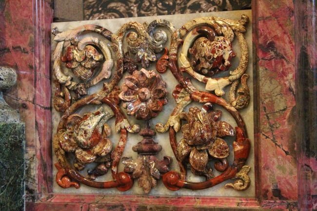 壁にあった細工です。<br />これって琥珀かしら？<br />琥珀ってあの茶色と黄色かと思ってたら色々な色があるんだって〜<br />