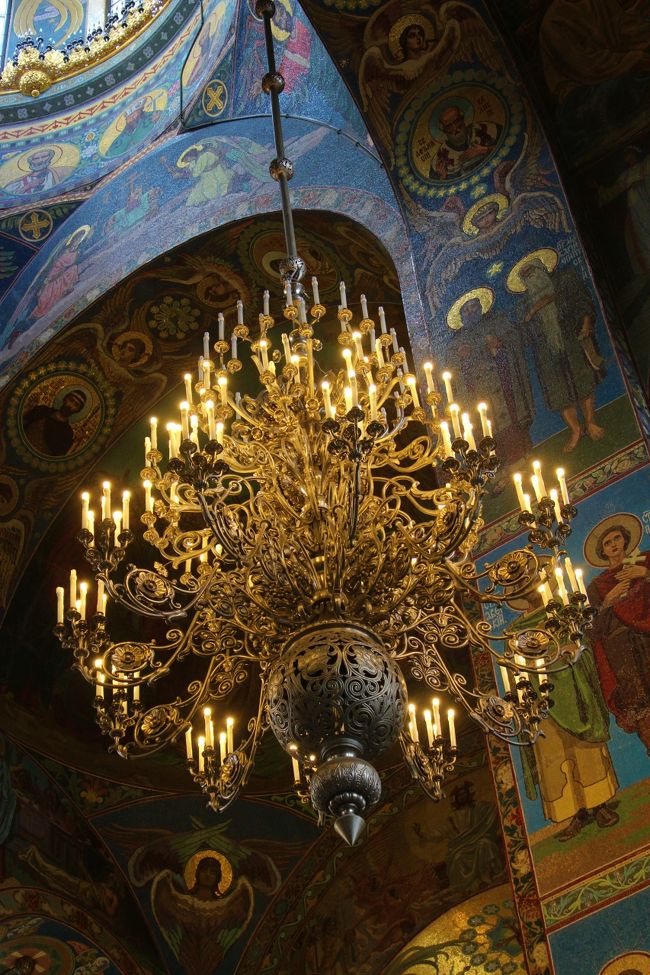 シャンデリアは、純銀製でした。ここにあるのはレプリカ。本物はスターリンが売ったらしいです。<br /><br />外観もお派手だけど内部もお派手な血の上の救世主教会でした。<br />