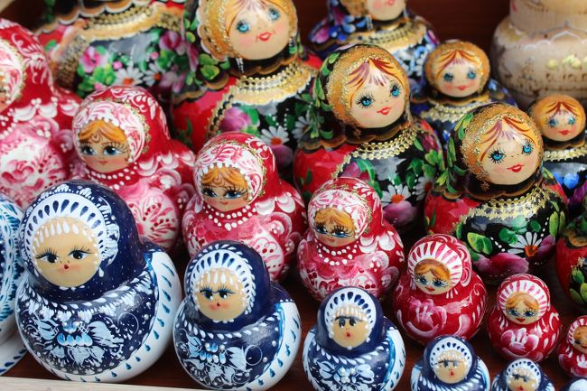 沿道にはお土産物屋さんが並んでます。<br />マトリョーシカの値段はピンキリ<br />有名画家のハンドペインティングが高いのだそう。