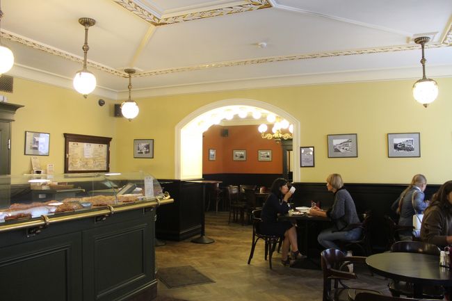 カフェです。<br />シュトーレはお菓子系と食事系があります。