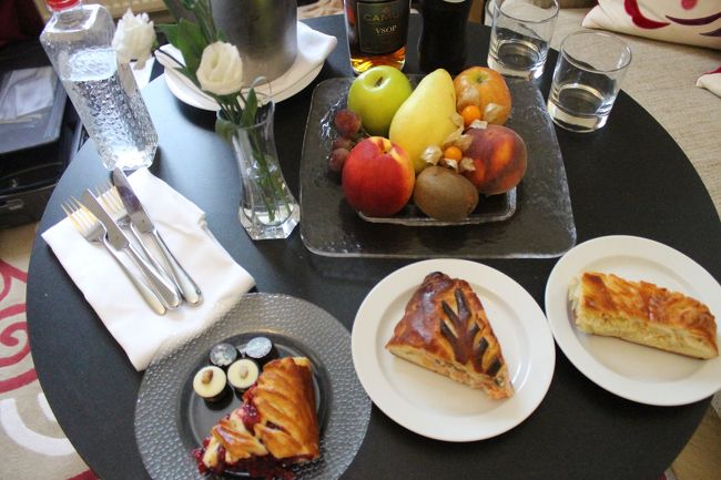 バレエが6時からなので部屋で軽く食事を・・・・<br />パンとパイの中間です。<br />サーモンよりキャベツがあっさりです。<br />お菓子系も美味しいけど、おやつにしてはどっしりかな。。。。