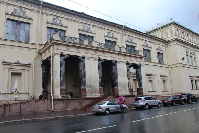 バレエは自由席です。<br />コンシェルジュがチェックインの時にチケットを渡してくれて場所の説明は後でするわねと言ってたのだけど、場所は分かるわと聞かなかったので・・・・<br />てっきりここかと。<br />入り口は運河側です（地図に表示した場所）<br />ドアがないので美術館側から回りました。反対の方が近かったかも。<br />道を歩いてた女の子2人連れに聞いたら裏かなという説明でしたが遠いので焦りました。再び若いカップルを捕まえて前まで連れて行って〜とお願いしました。<br />ロシアの方、皆さん親切です。感謝。