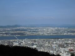 飛行機の時間に余裕があったので､眉山に行ってみました｡