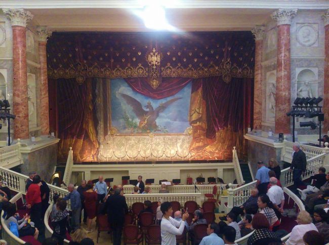 ツアーの方も多く満席でした。<br />演目は白鳥の湖<br />ロビーに売店がなくワイン片手に〜と言った雰囲気でもなく残念だったけど<br />バレエは楽しめました。<br />あっと言う間の3時間でした。<br />チケットは6000ロシアルーブル（12000円）<br />コンシェルジュに頼んだのでチケット代の計24000円だけで済みました。