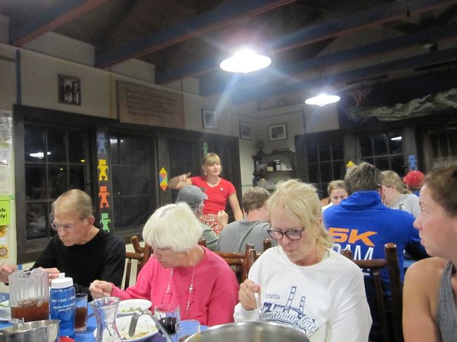 1年も前から予約をして、この日を楽しみにしていたのであろう。<br />酔いも手伝って、皆さんとっても陽気で楽しそう。<br />ただ英語が分からずに、私だけ笑うタイミングを外してしまう。英語ができればもっと楽しいだろうなとつくづく思った。<br />　食事と余興も終わり、各々キャビンへ戻ります。<br />