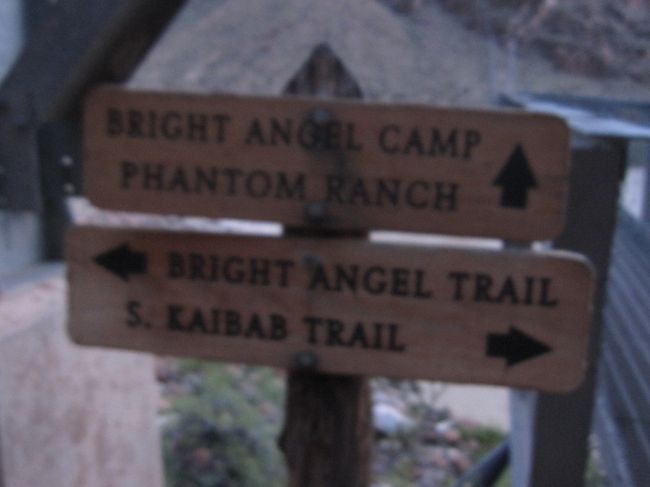 まだ夜明け前の暗い中をトレイルに出発、サウスカイバブトレイルとブライトエンゼルトレイルの分岐点まで引き返し右折、いよいよブライトエンゼルトレイルへ入ります。