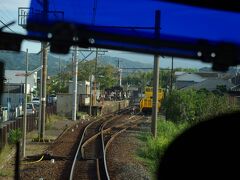 貴志駅が見えて来ました。ホームには観光客の姿が見えます。
駅の左側の道路では、駐車場がないのに車で来る人がいて、違法駐車や、渋滞が起きるので、警備の人が交通整理をしています。
自分勝手なことをしないで、地元の迷惑も考えて欲しいものです。
