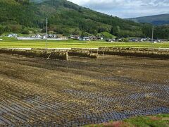 山を超え，ようやく開けた土地に

柳田国男も遠野物語の中で，遠野にたどり着くまでに深い山を超えて大変だったという趣旨の文章を書いてます

今でもけっこう山深いところを抜けてきたんだから，明治時代はさぞかし不便な土地だったんでしょう