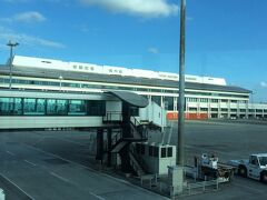 沖縄本島を迂回しながら、着陸しました。
最終の着陸態勢になってから、かなり時間がたち、那覇空港に着陸しました。
