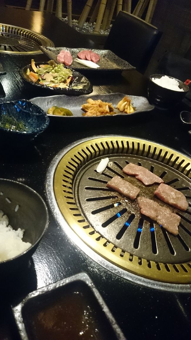 三日目〜   竹富島から石垣島に移動してきました〜  気がつけば、夕方近く。。事前に調べてた、パンナ公園近くの、石垣牛のお店へ〜<br />安くて美味しいとネットで書いてあったので、期待してたのですが。。。あれれ、金額が高くありませんか！！<br />お腹も空いてたので、オーダーしてたら、感じのよい、店長さん？が、ここの店舗は以前から3回お店が、変わりまして〜なんて、話してくれました。その時、私が、調べたお店ではない事に気づきました(笑)<br />でも、お肉がめちゃくちゃ美味しかったです！！金額はさておき、石垣牛を、堪能出来て良かった♪<br />夜景も綺麗で、なんだか、雰囲気もいいし、違う意味で、穴場かも！！