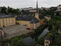 違った角度から眺めるサン・ジャン教会。
意外と広い敷地のようです。

