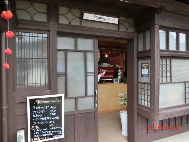 お店の玄関は、小さな看板