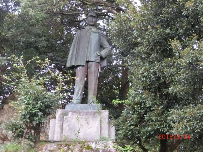 近くの城山公園に登って見ました<br /><br />ここには、あの佐久間艇長の銅像が建っていました　なんやそれって<br /><br />思うかもしれないけど、イギリスの軍人さんには有名で<br /><br />自分の潜水艦が沈没するときに、浮上すると自国の機密が、漏れるのを<br /><br />おそれ、冷静に沈没していく、状況をメモ書きに残したんだって