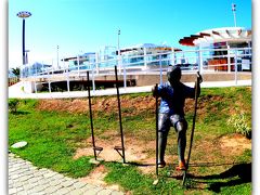 リオデジャネイロ州「Cabo Frioカーボ・フリオ海岸」

何故か....竹馬をする少年の像.....。