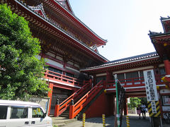 おなかも満たされたので、街歩きに出かけます。
地下鉄でほど近い大須観音駅へ。
降りてすぐこんな感じ。