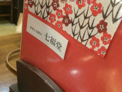 熱気にあてられて、ちょっと一休み……うまくお店に滑り込めました。