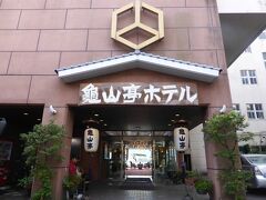 『鮎料理』を堪能し、本日の宿は鬼山亭ホテル
創業約１５０年の由緒ある宿。。。とか

玄関の顔が　いかにも温泉宿って雰囲気ですなぁ
　洋室ツインの部屋を予約しましたが。。。

　お見せするほどの部屋ではありませんでした