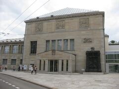 チューリッヒ美術館へ行きます。

昨年新国立美術館でチューリッヒ美術館展を見に行ったけど、本場の物をもっと見たい。