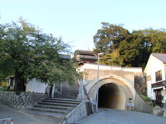 鶴形山隧道の脇の階段を上って観龍寺に向かいます。