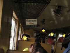 待てど暮らせど次の電車が来ません。
どうやら、故障で停まってしまった模様。

そして、かなり前に通りすぎた さっきの一本前の電車は、再度故障して、隣の駅で停まってるんだとか(´Д｀)

車で先回りして、先程見送った一本前の電車に乗り込みました！

いつ出発するのかはわからないけど、
電車！！！