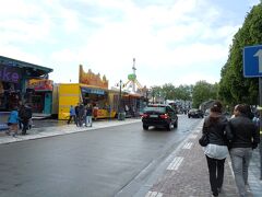 移動遊園地ですね!
クレーンを使った絶叫マシンもある。
大音量の音楽と絶叫が空気を震わせています。

ホテルまで届いても不思議じゃない^^;


