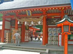 尾鷲駅から列車に乗り、新宮駅で降ります。熊野三山のひとつ熊野速玉大社（くまのはやたまたいしゃ）に参拝するためです。普通の街中にポツンとある印象でした。