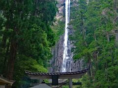 新宮駅から1時間ほどで別宮飛瀧神社・那智の滝に到着です。日本一の落差を誇る名瀑は、繊細で神秘的な素晴らしい流れでした。