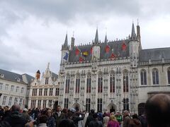 ☆ブルグ広場。
　
市庁舎と左にルネッサンス様式の古文書館(公文書館)

