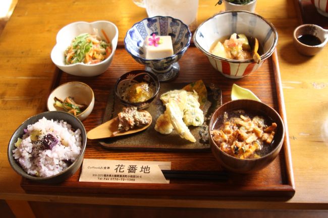 いよいよランチが来ました。<br />武生インターに入る前にランチの予約をしておきました。<br /><br />それにしてもお皿がいくつもあって食べごたえがありそうです。