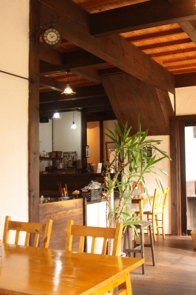 明るい店内<br />奥にはいろいろなものが置いてあるようです。